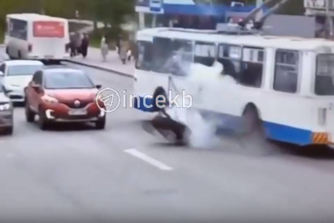 В Екатеринбурге у троллейбуса на ходу лопнуло колесо | 17.05.2022 |  Екатеринбург - БезФормата